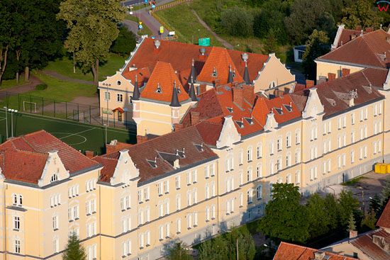 Budynek bylej, niemieckiej szkoly podoficerskiej, obecnie gimnazjum w Bartoszycach. EU, Pl, warm-maz. Lotnicze.